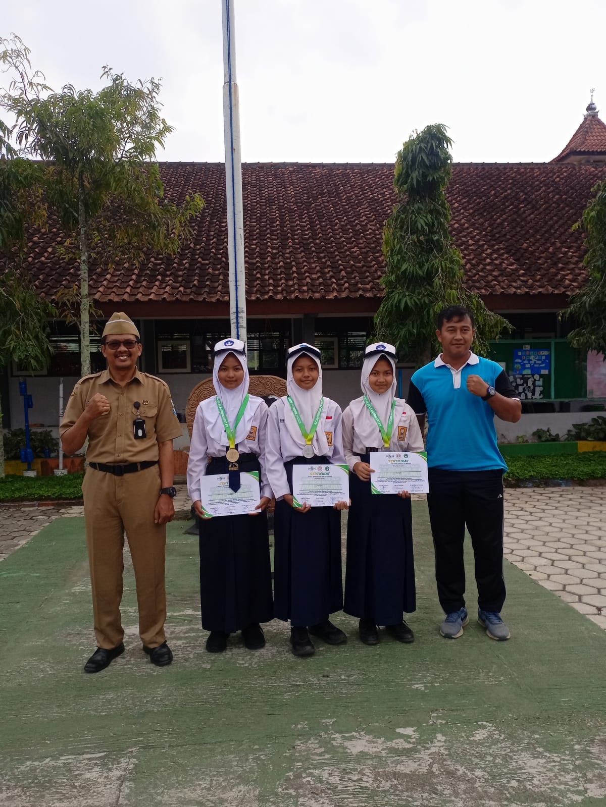 Penyerahan piala kejuaraan silat 2025