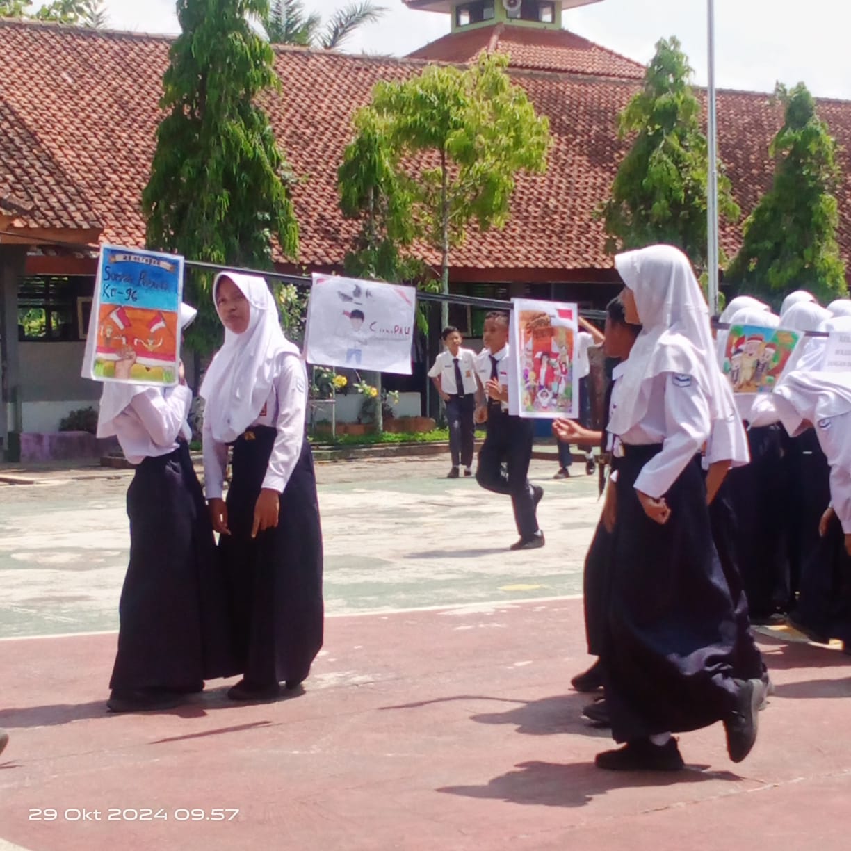 Pameran Poster Hasil Lomba Membuat Poster Memperingati Hari Pahlawan
