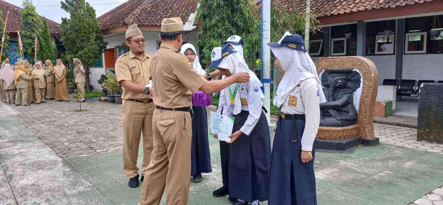 Penyerahan piala kejuaraan silat 2025