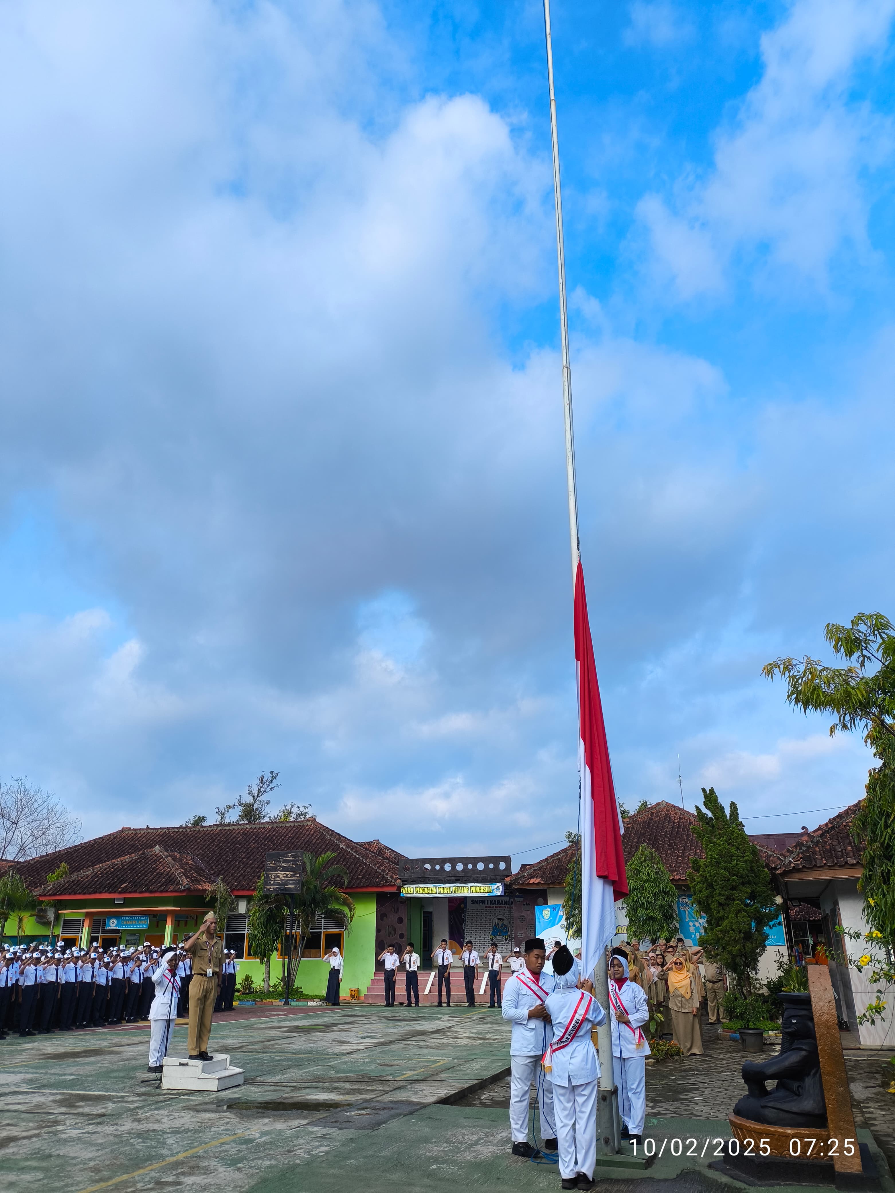 upacara hari senin