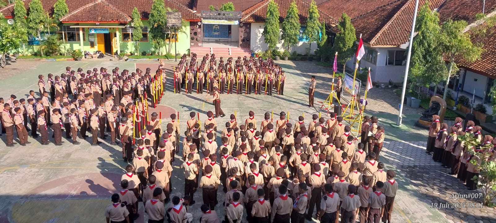 SIGAPRAJA dan PERSARI 2025: Wujud Pembinaan Karakter dan Integrasi Penggalang Baru SMP Negeri 1 Karangmoncol